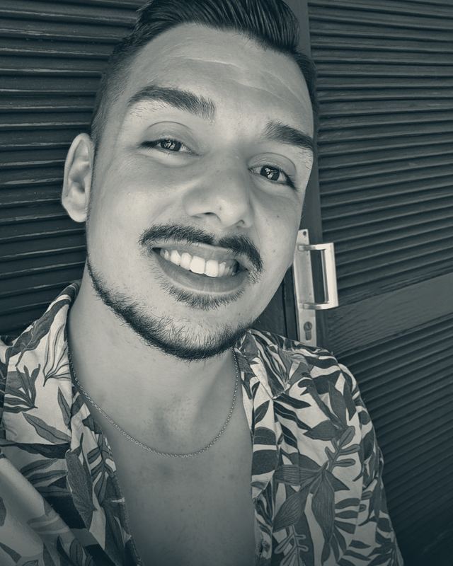 Samuel Garcia Gutierrez sonriendo, con una camisa de estampado tropical